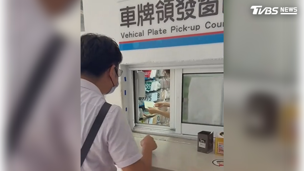 警員發現車牌被盜用後,拍影片紀錄「自救3步驟」,要立刻報案、到監理站換牌,並清查規費、停車費紀錄(圖/翻攝IG@oyuandd)