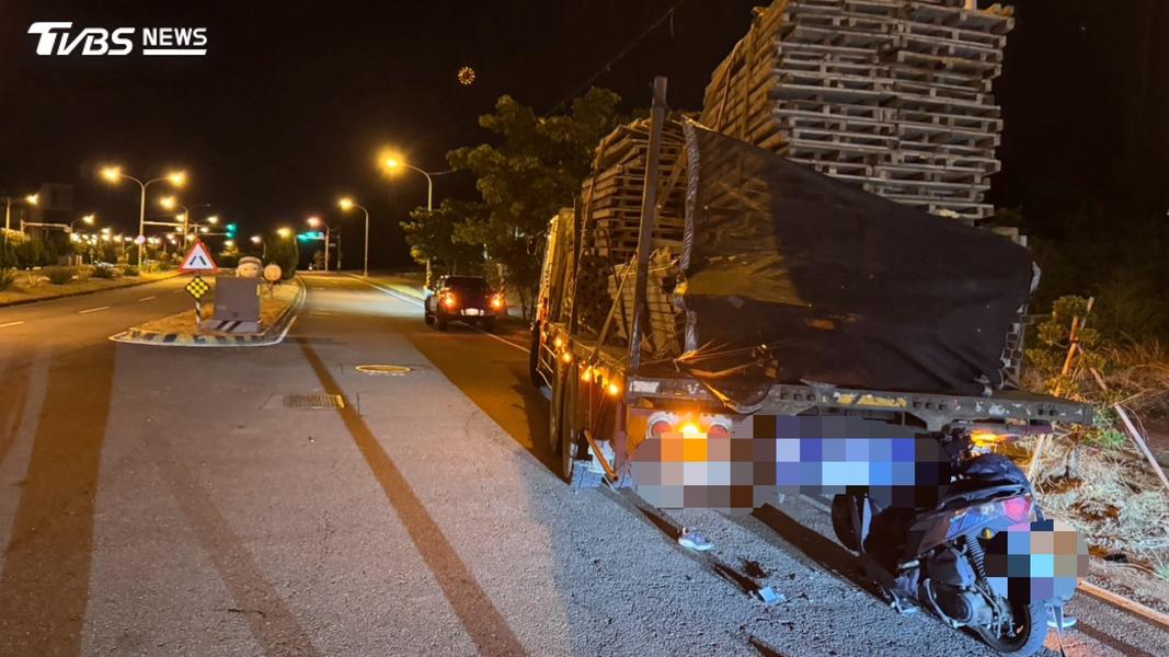 新竹死亡車禍!竹科工程師猛撞大貨車不治 機車「嵌車斗」畫面曝