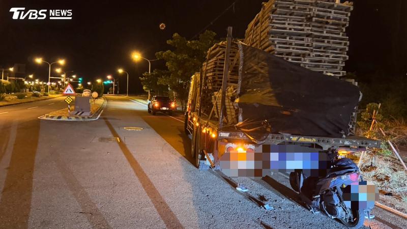 新竹死亡車禍!竹科工程師猛撞大貨車不治 機車「嵌車斗」畫面曝