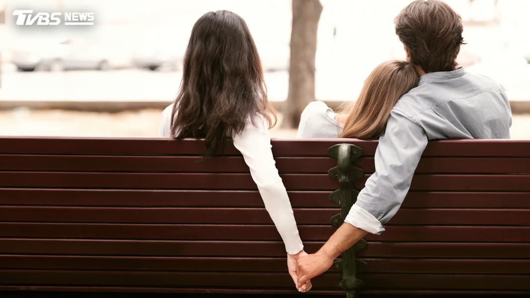 婚後20年突讀碩士!他出軌女同學被抓包 認「有親有摸」下場曝