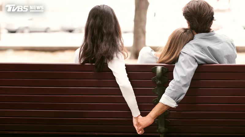 婚後20年突讀碩士!他出軌女同學被抓包 認「有親有摸」下場曝