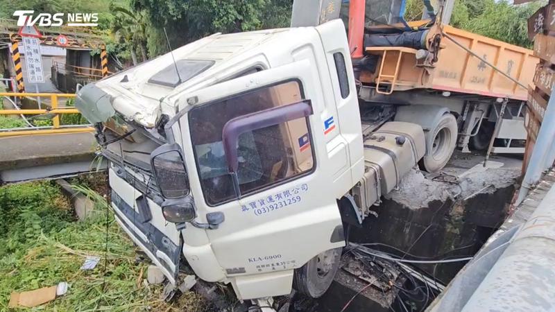 宜蘭砂石車雨天失控!撞斷宮廟招牌「車頭懸空」險衝下邊坡