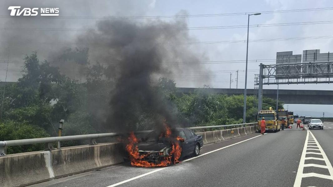 國3快官段火燒車!駕駛急停路肩跳車逃生 烈焰狂燒30分鐘