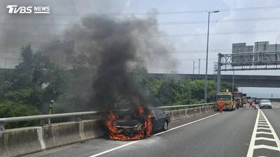 國3快官段火燒車!駕駛急停路肩跳車逃生 烈焰狂燒30分鐘
