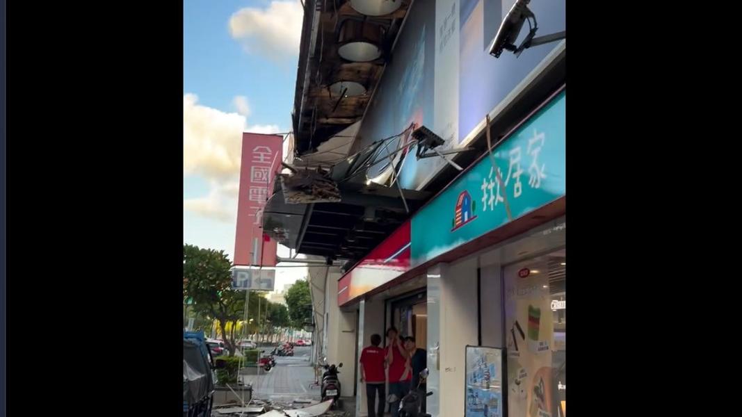 屋簷突塌下,民眾險遭砸傷。(圖/目擊民眾賴先生提供)