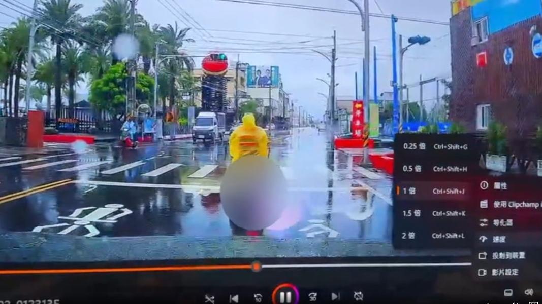 明明綠燈了,卻刻意擋在路口動也不動。(圖/當事汽車駕駛提供)