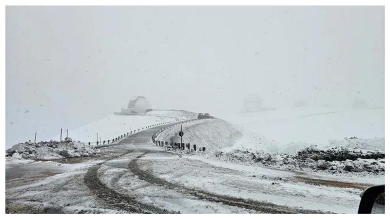 颶風「拉拉」襲夏威夷!火山頂驚現「8月雪」 專家:不可思議