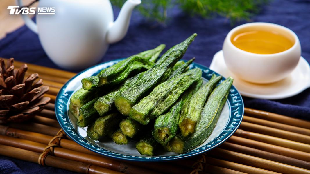 只要準備10根秋葵和1公升的無糖綠茶,浸泡冷藏8小時就能享用。(示意圖/shutterstock 達志影像)