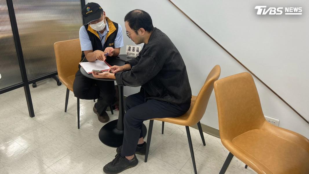 消保官提醒,民眾選擇到府代收或清運服務,付款前應確認業者或合作清除車輛是否具政府核發的廢棄物清除許可證,並避免簽訂長期預付方案。(圖/新北市消保官提供)