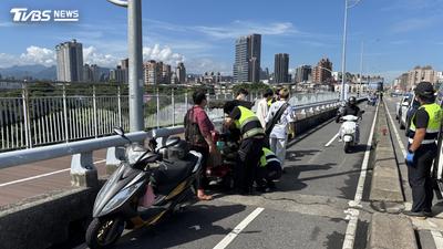 電動代步車誤闖福和橋機車道釀撞!男彎腰撿碎片「又遭撞擊」