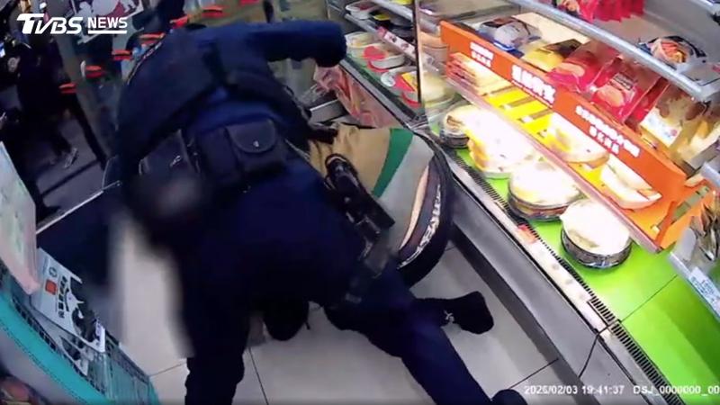 獨家/10分鐘連偷超商17食品!男拒捕扯防彈背心 害警撞貨架受傷