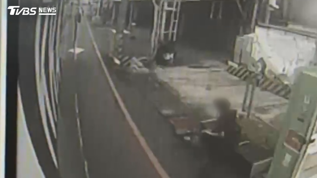 台南一名女子日前控訴公車過站不停,但行車紀錄器拍到女子低頭滑手機沒招手,畫面曝光結局反轉(圖/TVBS)