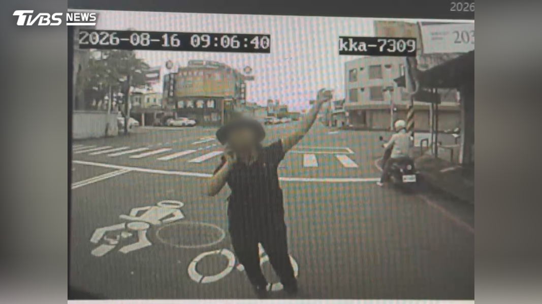 爭執過程中,女子甚至直接跑到公車車頭前,賴在馬路上不肯離開,隔著玻璃與駕駛互嗆(圖/TVBS)