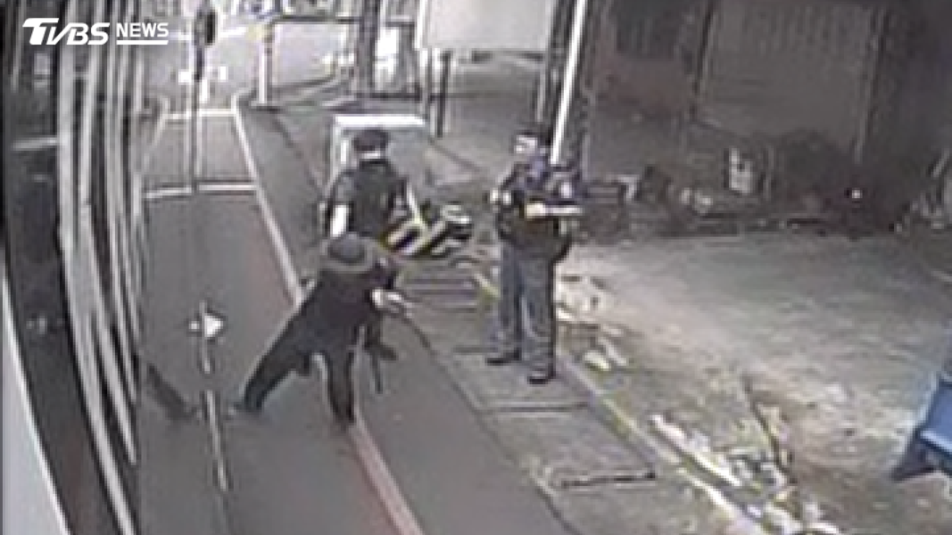 在員警勸說下,女子才慢慢移動到路邊,司機不想繼續爭執,直接關門離開(圖/TVBS)