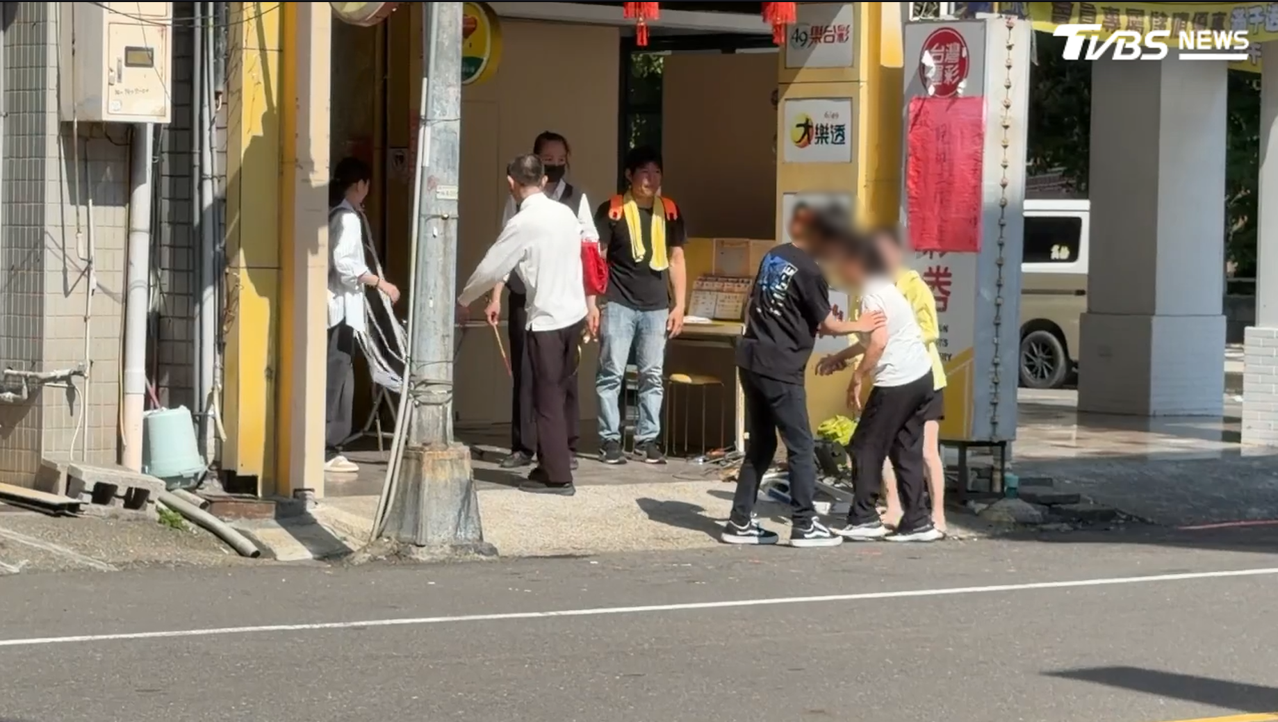 張姓男子從透天厝5樓頂樓墜落時，已經沒有呼吸心跳，經急救後仍宣告不治身亡，讓家屬傷心欲絕（圖／TVBS）