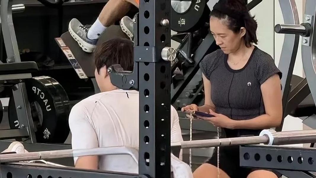 章子怡被民眾目擊在健身房運動。(圖/翻攝自小紅書)
