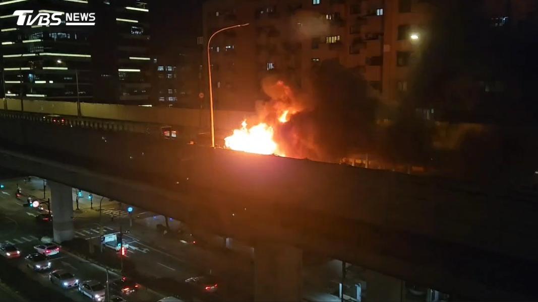 快訊/市民大道高架火燒車!往台北車站方向塞爆 事故原因待調查