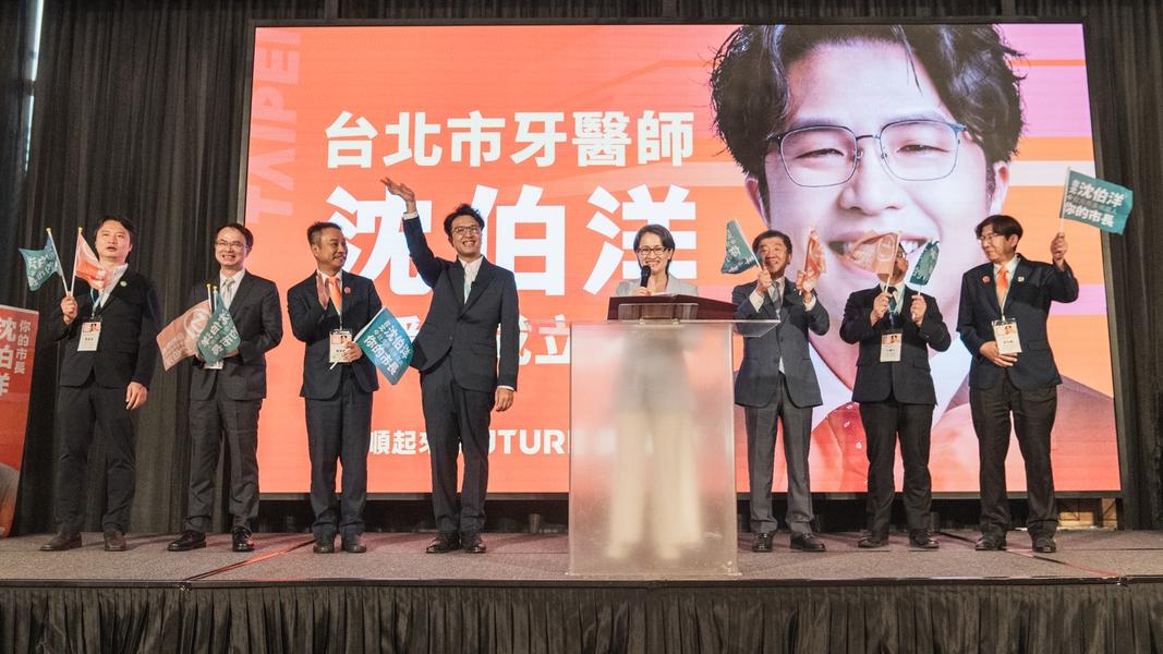 沈伯洋與政委陳時中、副總統蕭美琴一同出席牙醫師後援會成立大會。(圖/沈伯洋競辦提供)