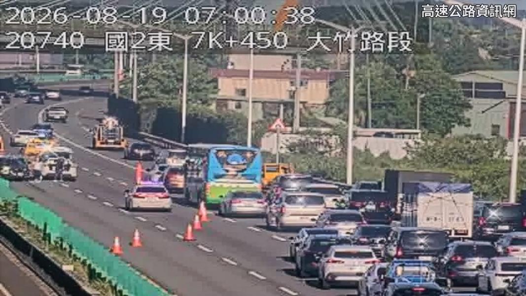 快訊/國道2號大竹路段3車追撞 機場系統塞爆回堵5公里