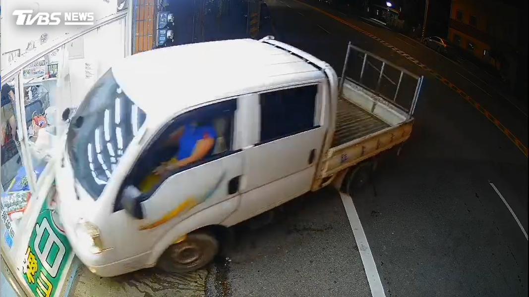 要不到吸管暴怒!熟客妻砸店打人 駕小貨車撞爛桃園檳榔攤