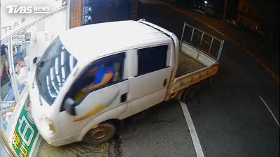 要不到吸管暴怒!熟客妻砸店打人 駕小貨車撞爛桃園檳榔攤