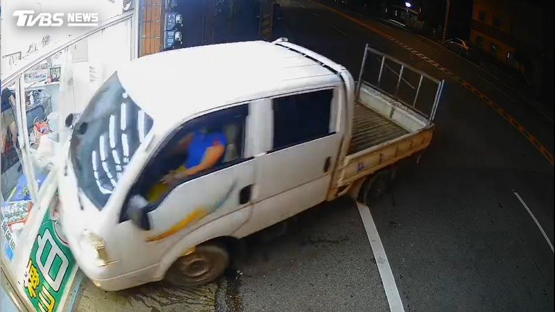 要不到吸管暴怒!熟客妻砸店打人 駕小貨車撞爛桃園檳榔攤