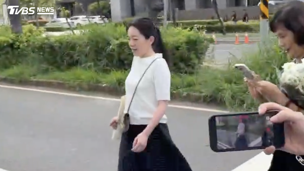 最喜歡史奴比!陳幸妤粉絲送花 今小跑步上班:病患說我每天遲到