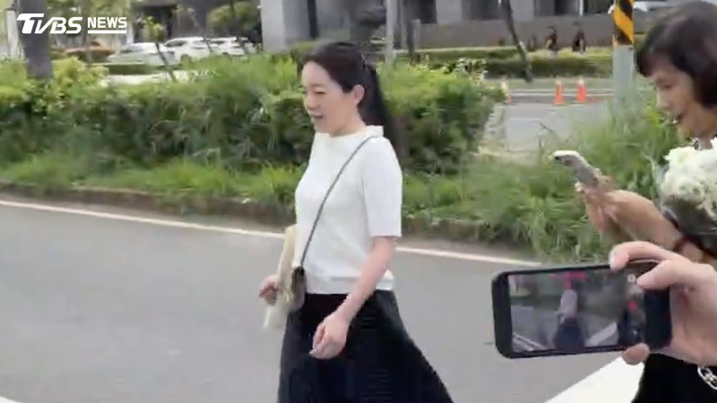 最喜歡史奴比!陳幸妤粉絲送花 今小跑步上班:病患說我每天遲到
