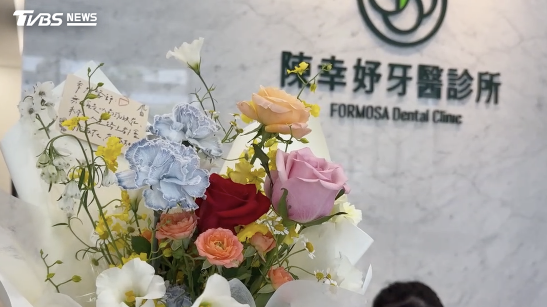 診所外都是粉絲送來的加油花束。(圖/TVBS)