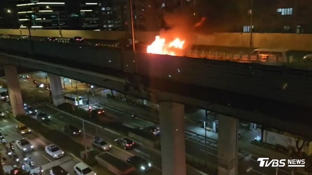 下班驚魂!市民高架貨車突竄火 燒成巨大火球