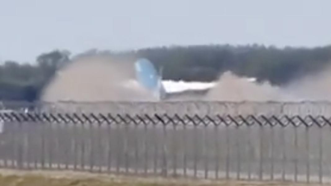 越航起飛撞擊驚險著陸!乘客曝「空姐1動作」 內行:準備逃生