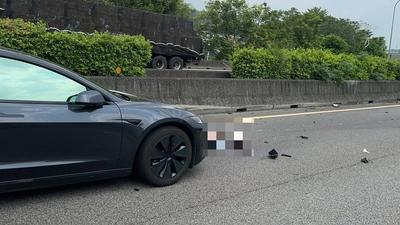 快訊/國1三義段特斯拉撞成團 1人噴飛車外趴地