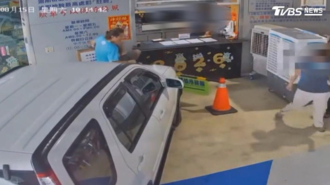 驗車廠暴衝撞人!男「趴引擎蓋」險斷腿