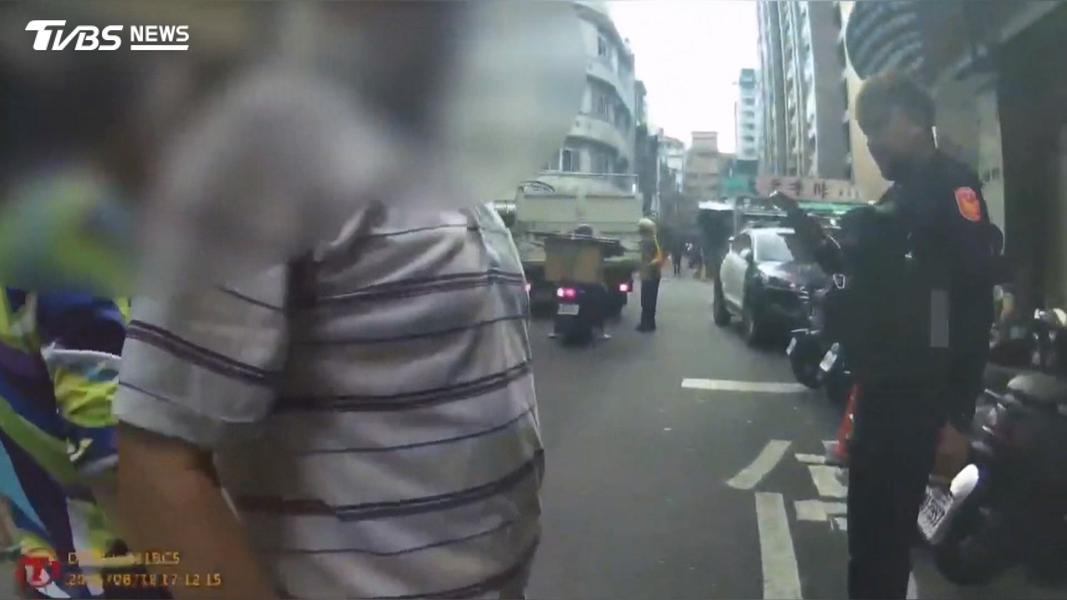 現場中年男子氣勢洶洶,不斷與清潔隊員爭吵,警方到場後立即制止衝突。(圖/TVBS)