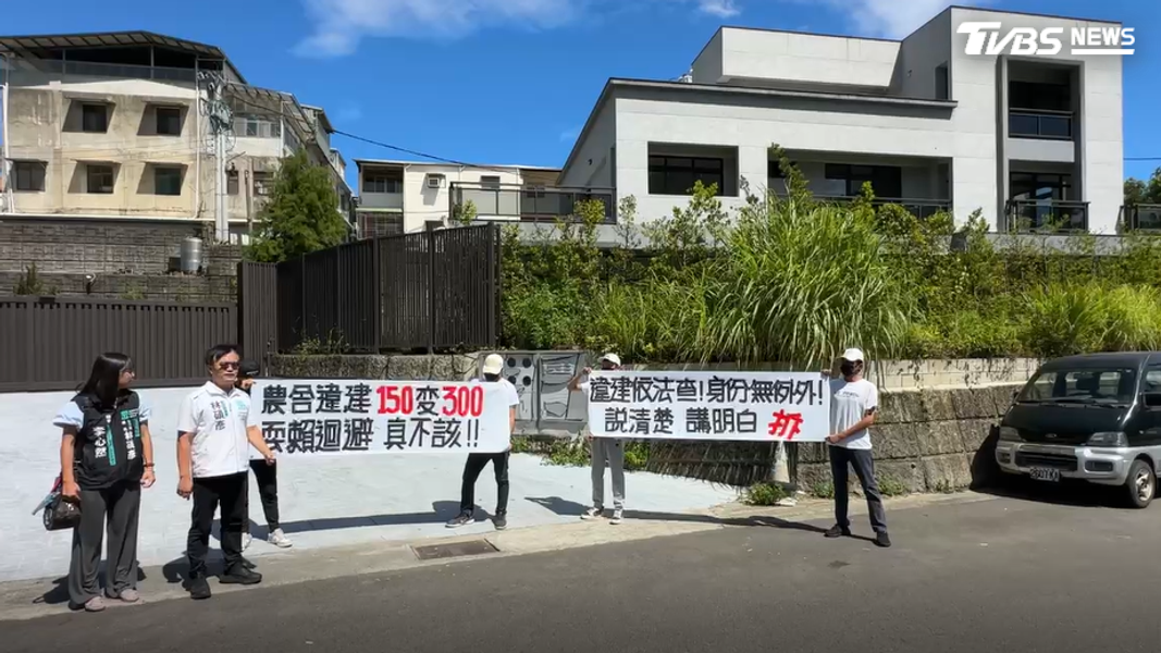 鄭朝方家族農舍遭控涉違建,民意代表與民眾前往現場抗議。(圖/TVBS)