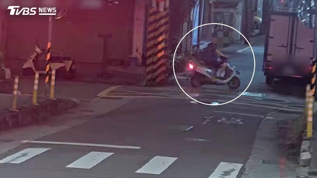 偷車賊持舊鑰匙竊機車,一分鐘後違規迴轉遭警逮,辯稱「只是借用」。(圖/TVBS)