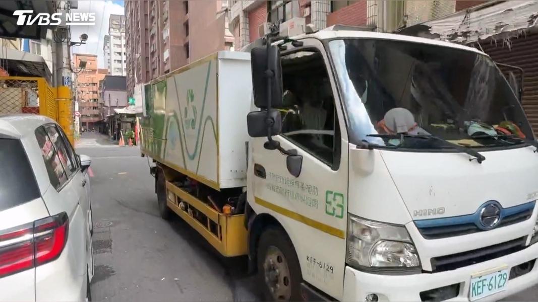 依照高雄市清潔隊的標準,汽車尾翼並非回收物,而是一般垃圾,應直接丟進垃圾車即可。(圖/TVBS)