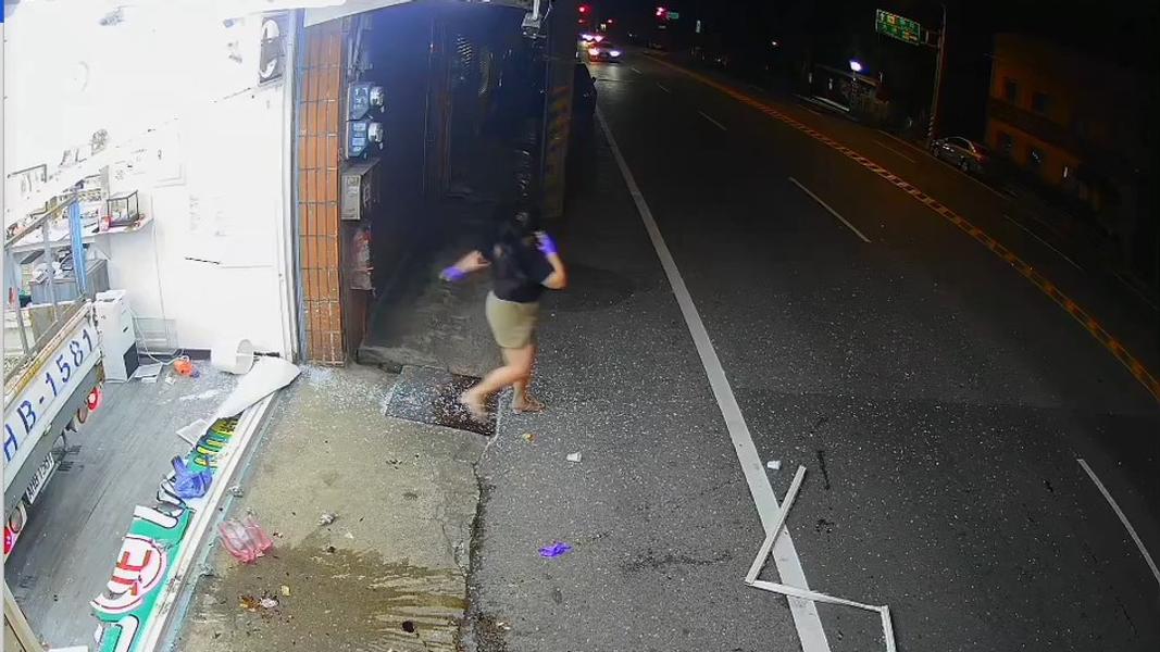 值班女店員當下嚇得找空隙逃出店內,邊跑邊報警。(圖/店家監視器畫面提供)