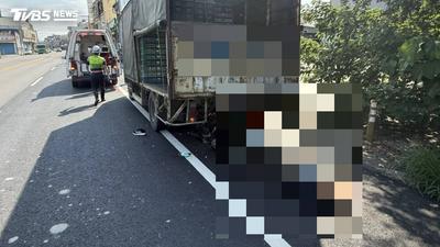 彰化死亡車禍!56歲男騎機車自撞大貨車 頭顱破裂當場亡