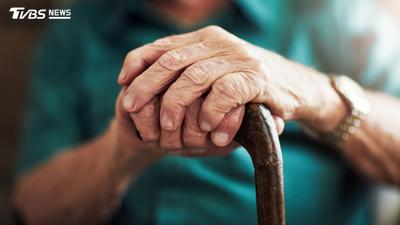英90歲老翁閃到背慘死!屍體「詭異姿勢」曝 苦撐6小時才斷氣