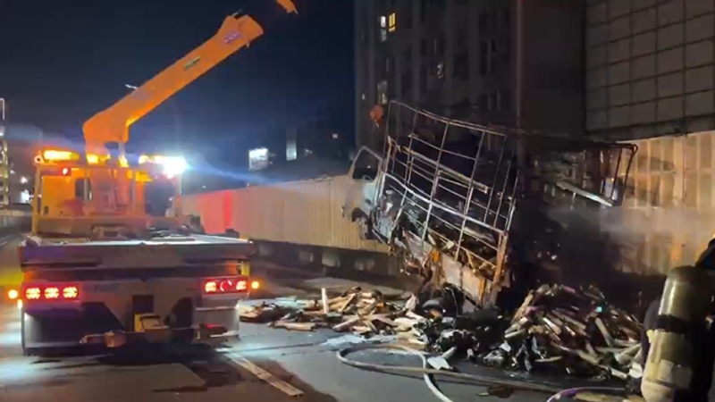 市民高架變停車場!小貨車自燃「塞爆2小時」 消防車「逆向衝上橋」滅火