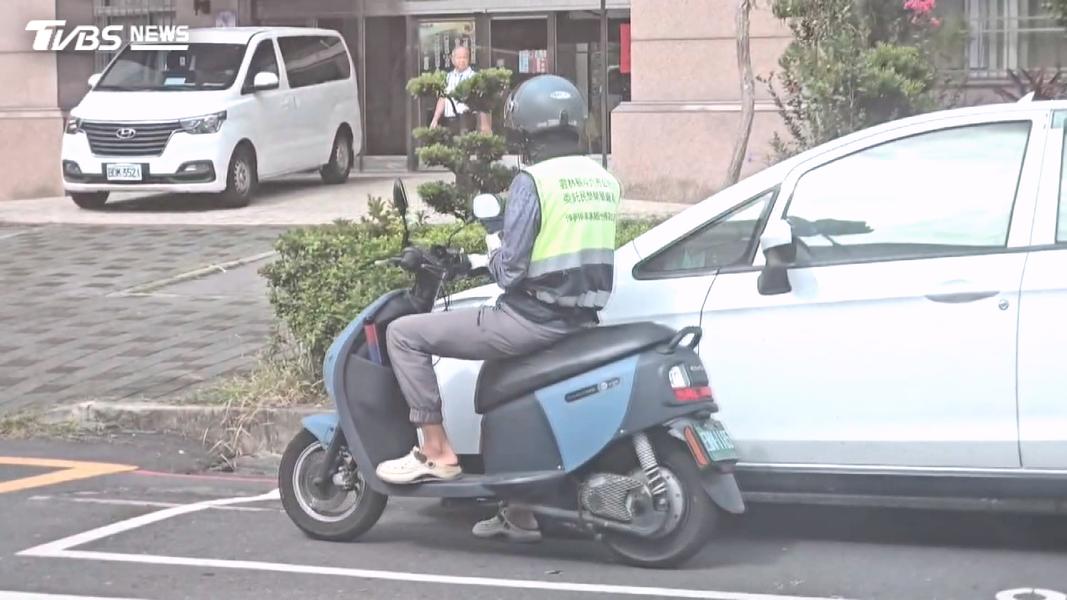 停車收費員「神補刀」!車主離開2小時照算錢 真正停的反沒收(圖/TVBS)
