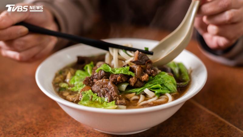 Joeman「凌晨討牛肉麵」掀熱議!醫曝紅燒更油熱 夏天首選這口味