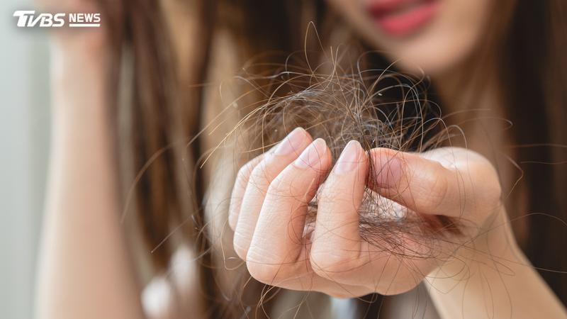 一名33歲女子使用瘦瘦針後開始大量掉髮。(圖/Shutterstock達志影像)