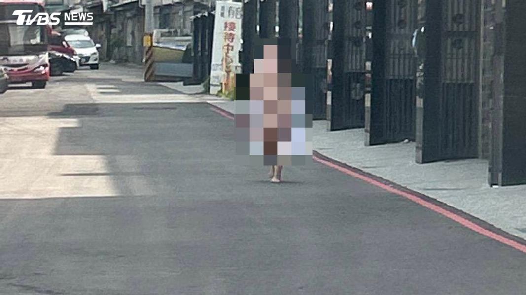 台中太平驚見裸女!逛大街又躺公園 涉「妨害風化」警要查了
