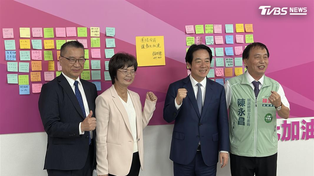 賴清德親自寫「便利貼」為陳素月打氣。(圖/潘袁詩羽攝)