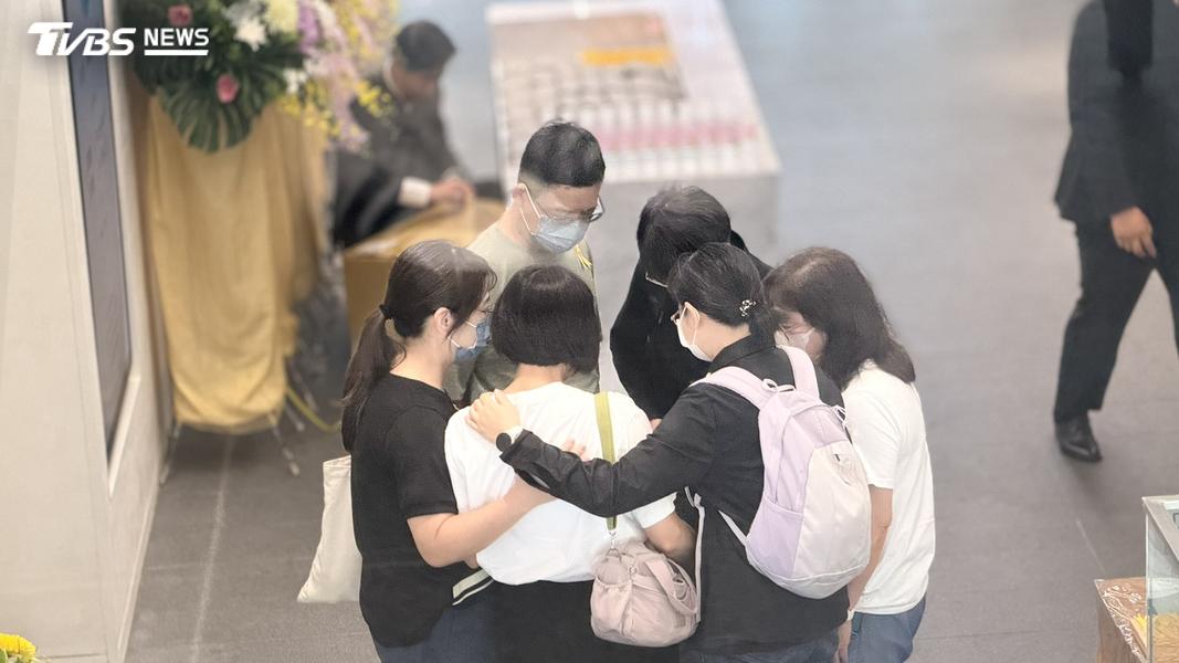 家屬安慰林老師遺孀。(圖/TVBS)