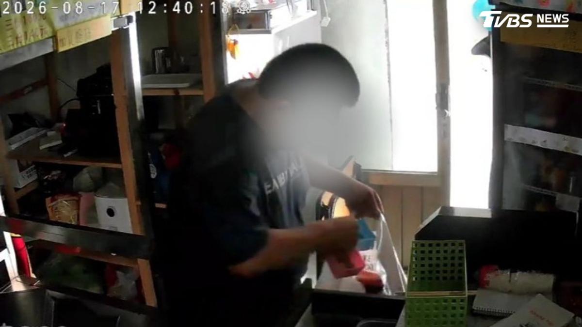 獨家/黑衣男30秒洗劫沙威瑪店!「1萬5千元現金」塞塑膠袋