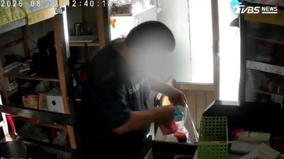 獨家/囂張!光天化日30秒劫沙威瑪店 「1萬5千元現金」狂塞塑膠袋