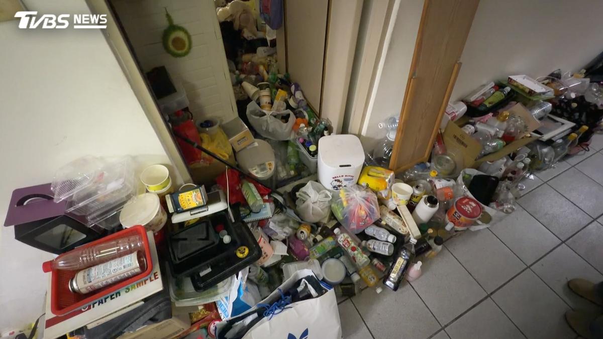 影音/8旬嬤疑失智堆出垃圾屋!鄰居「飛蟲、惡臭」崩潰 女兒整理還挨告
